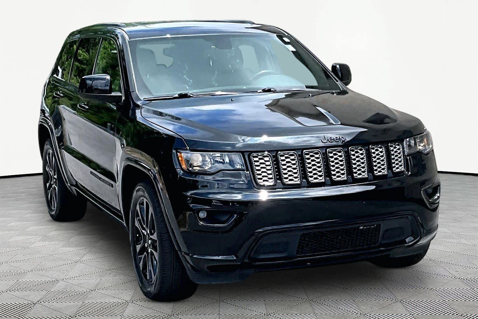 Used 2018 Jeep Grand Cherokee Altitude RWD image 3
