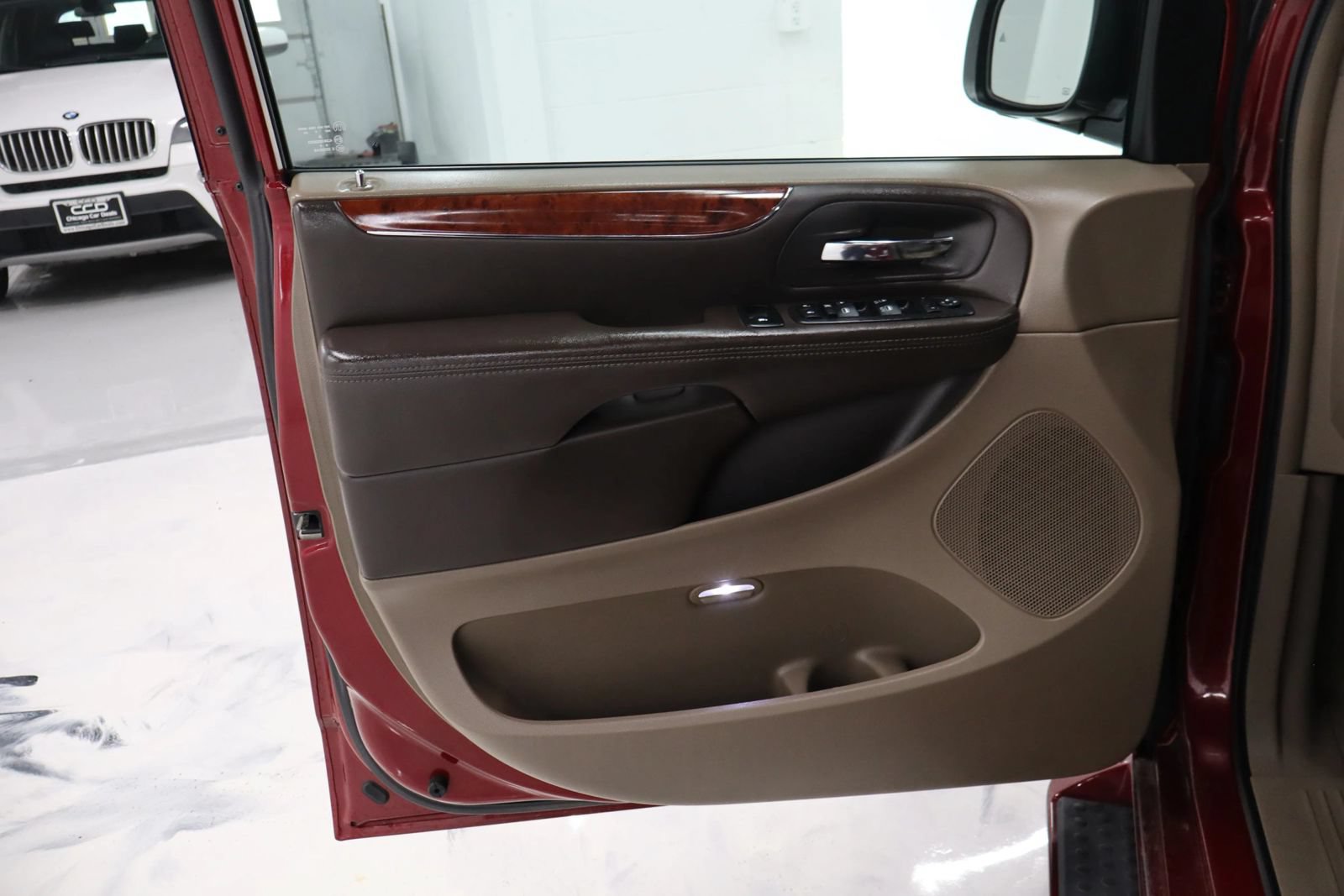 Used 2014 Chrysler Town & Country Touring-L w/ Driver Convenience Group FWD image 12