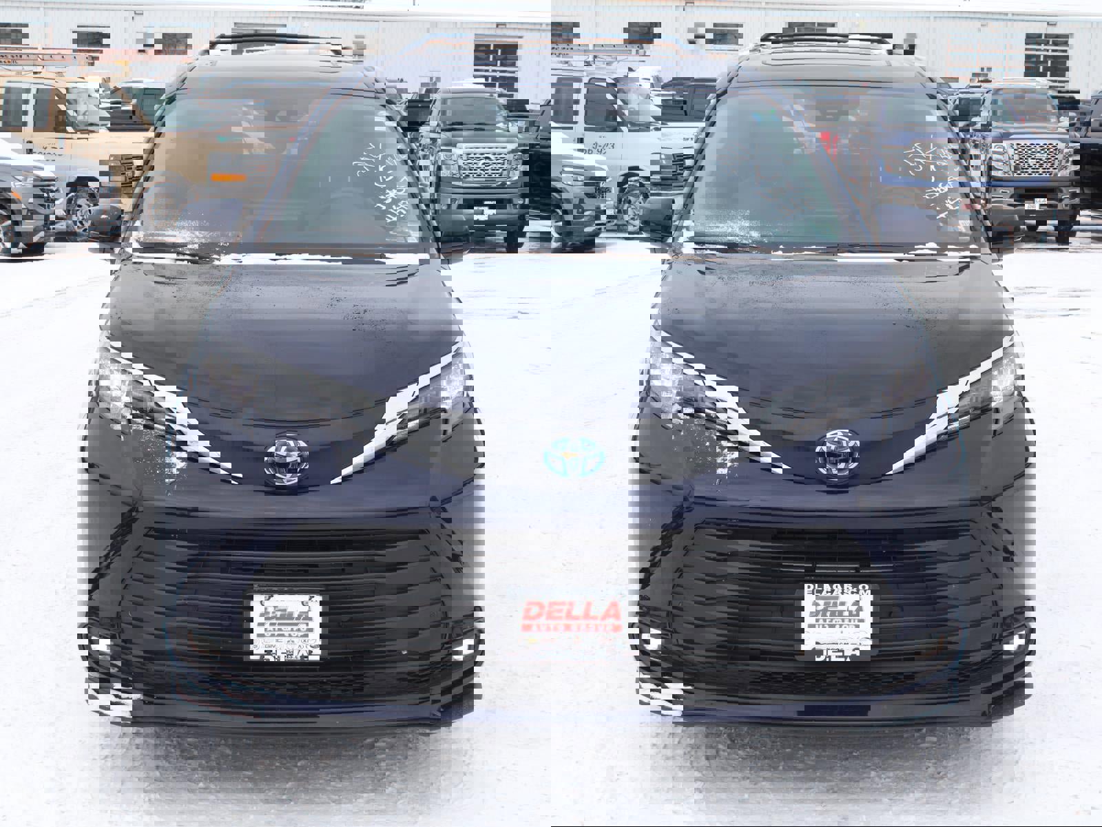 Used 2025 Toyota Sienna XLE w/ XLE Plus Package image 2