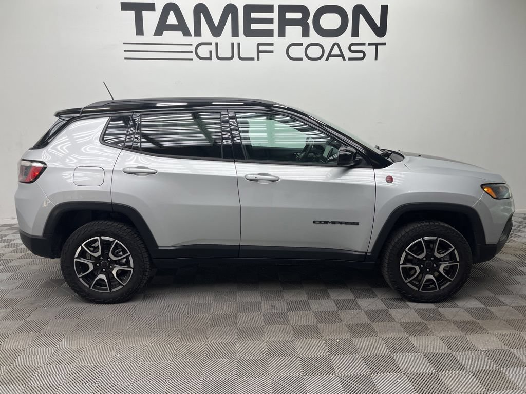 Used 2025 Jeep Compass Trailhawk AWD/4WD image 4