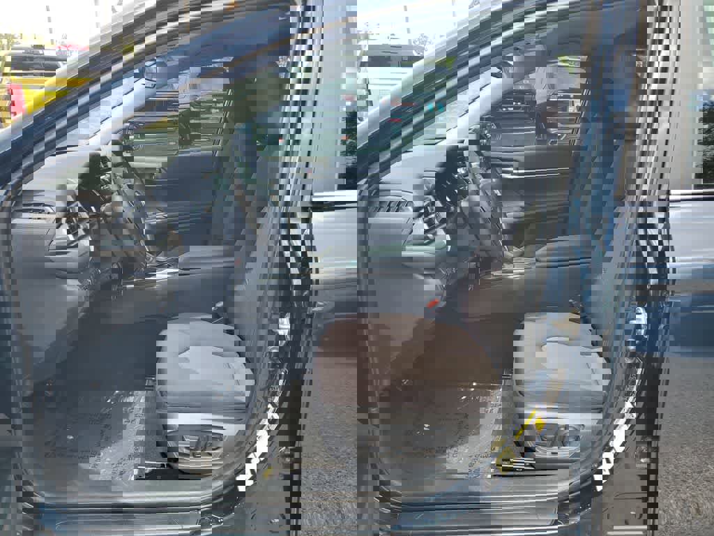 Used 2020 Toyota Camry LE image 21