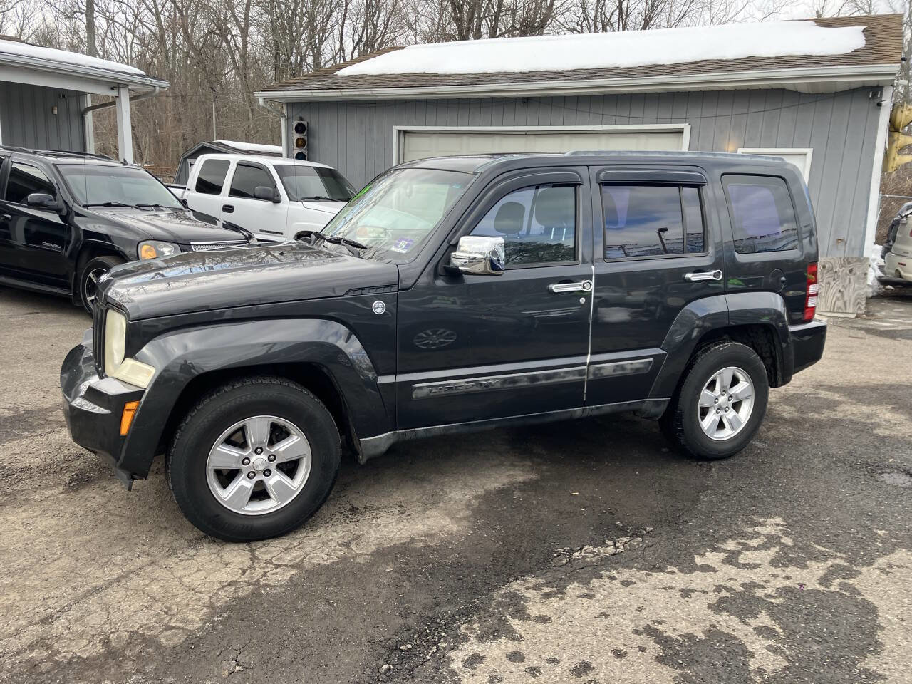 Used 2011 Jeep Liberty Sport image 9