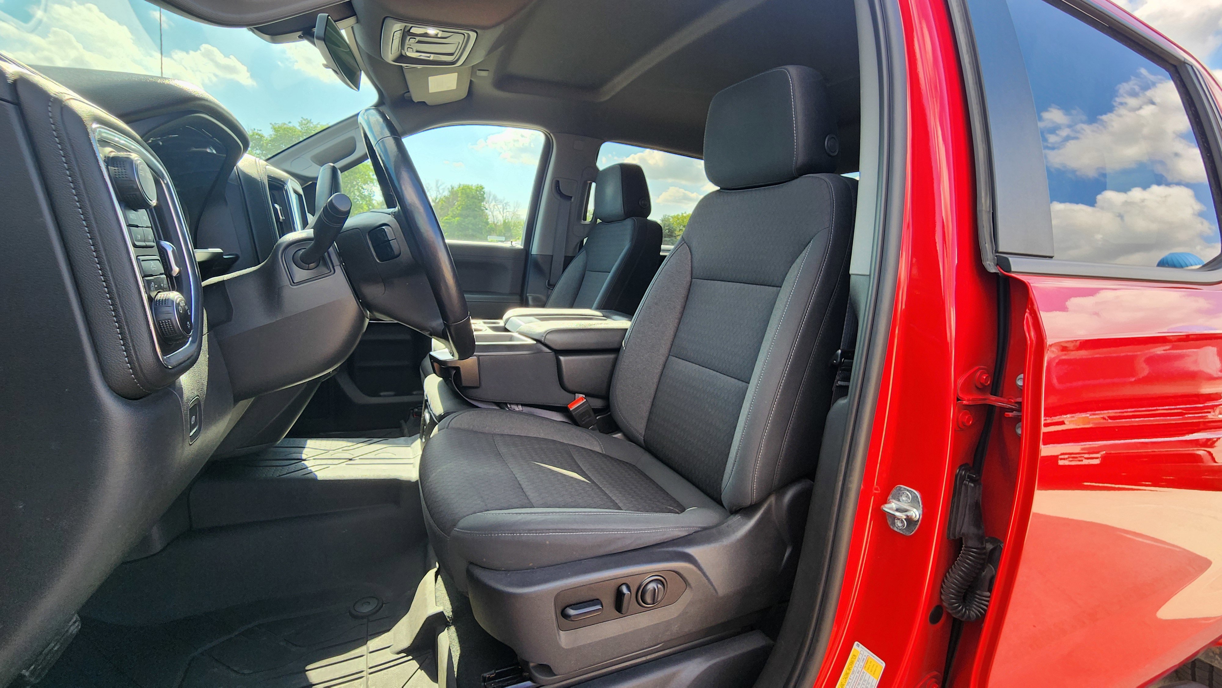 Certified 2021 Chevrolet Silverado 1500 LT w/ Z71 Off-Road Package AWD/4WD image 11