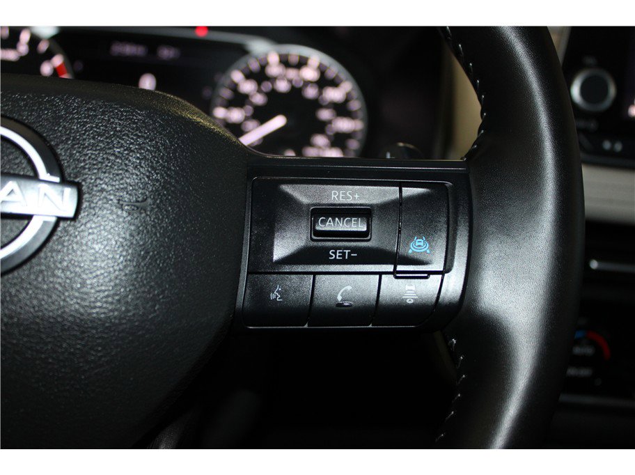 Used 2025 Nissan Rogue SV image 28