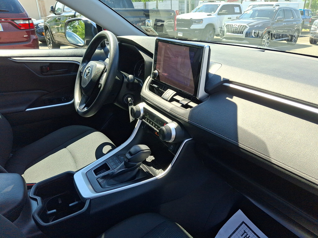 Used 2024 Toyota RAV4 LE AWD/4WD image 16