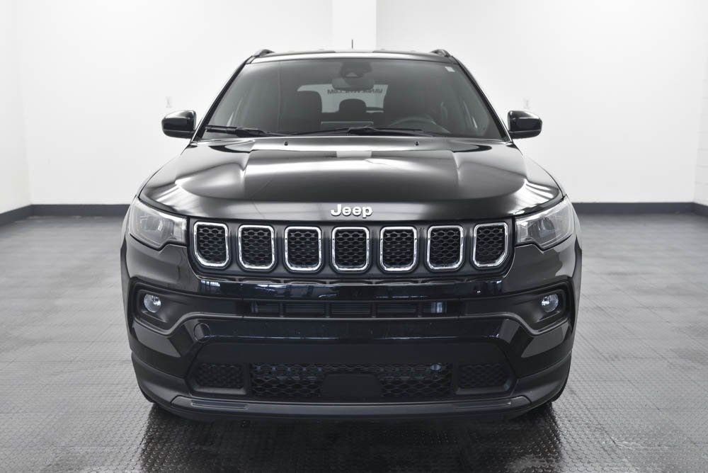 Used 2023 Jeep Compass Latitude image 2