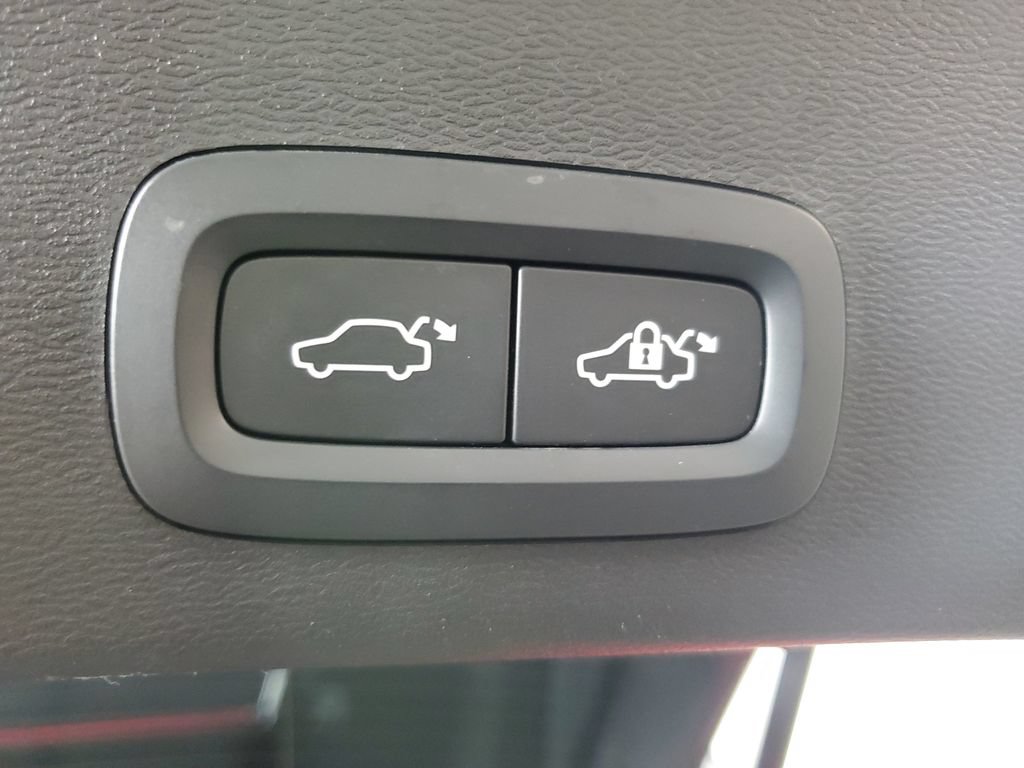 Certified 2024 Volvo XC40 B5 Ultimate w/ Protection Package Premier AWD/4WD image 8