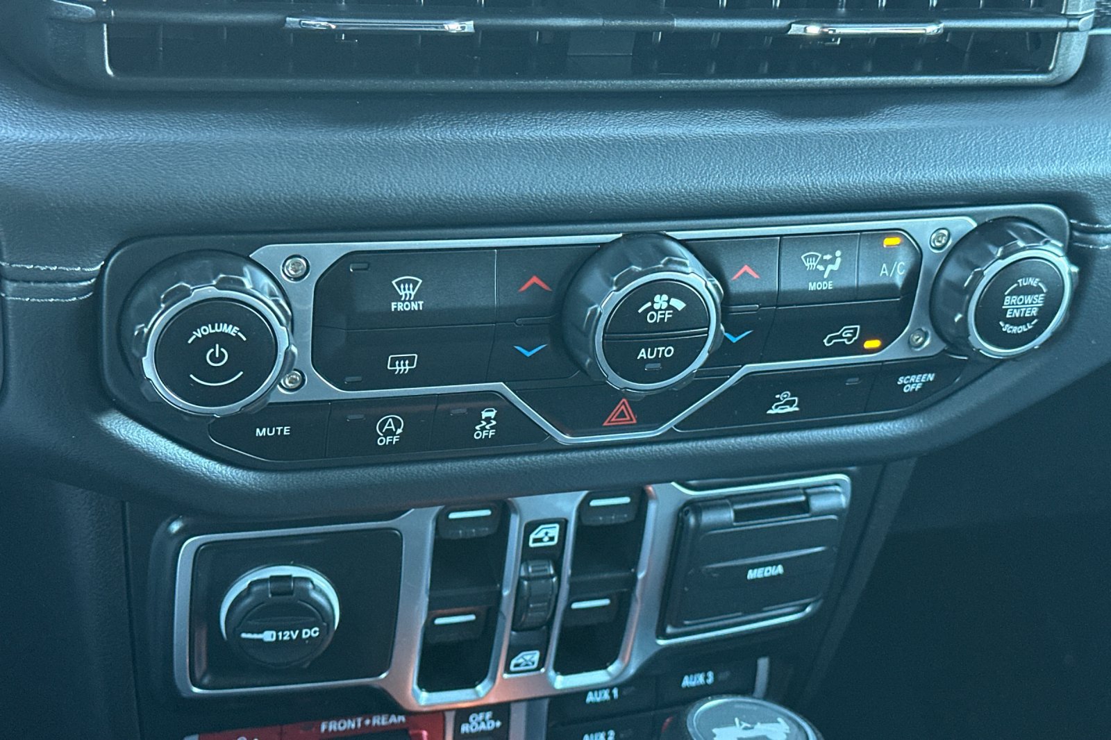 Used 2025 Jeep Wrangler Unlimited Rubicon AWD/4WD image 19
