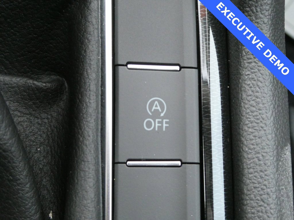 Certified 2025 Volkswagen Taos SE image 16