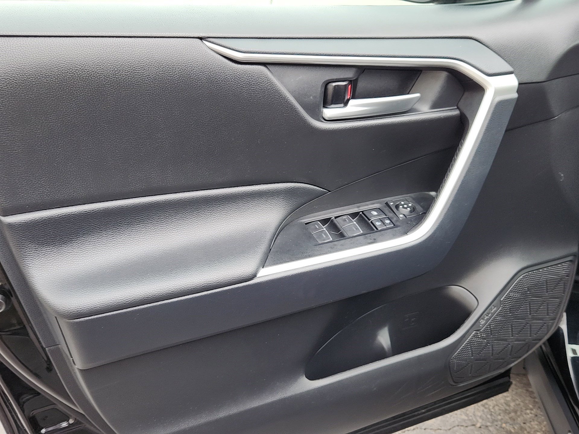 Used 2025 Toyota RAV4 XLE FWD image 10