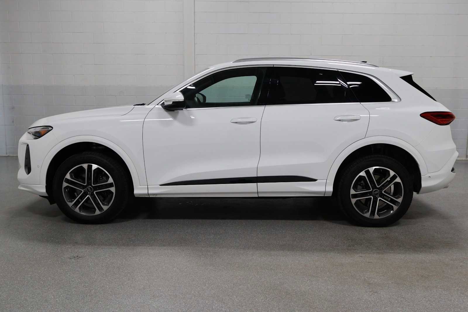 Certified 2025 Audi Q5 Premium w/ Convenience Package AWD/4WD video 2