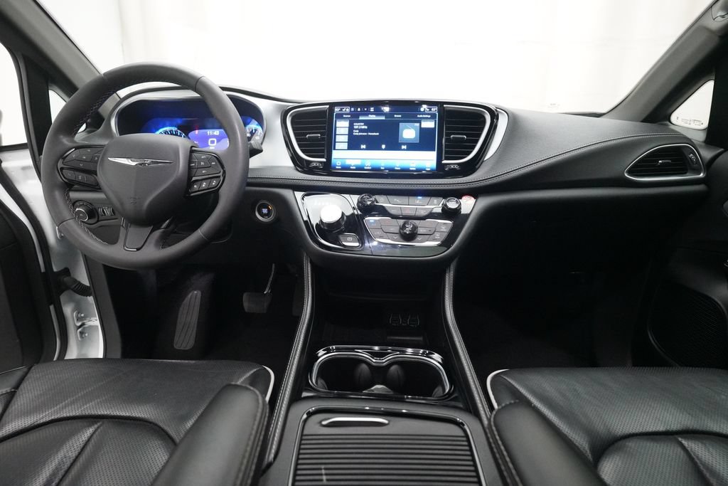 Used 2025 Chrysler Pacifica Limited FWD image 5