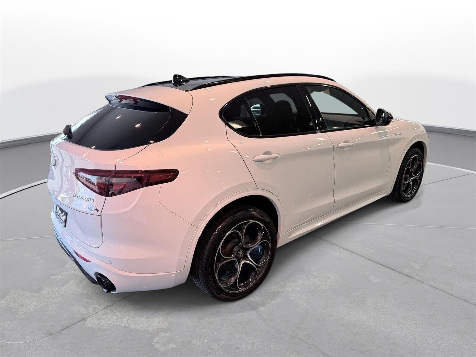 Used 2023 Alfa Romeo Stelvio Veloce AWD/4WD image 11