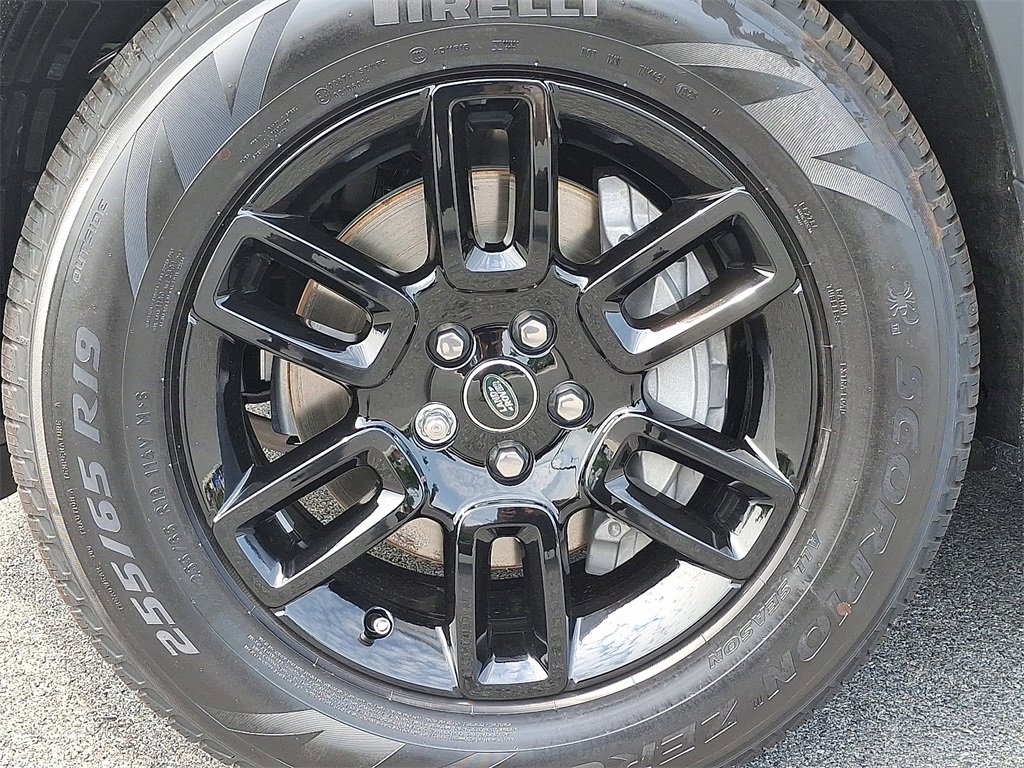 New 2025 Land Rover Defender 110 S image 5