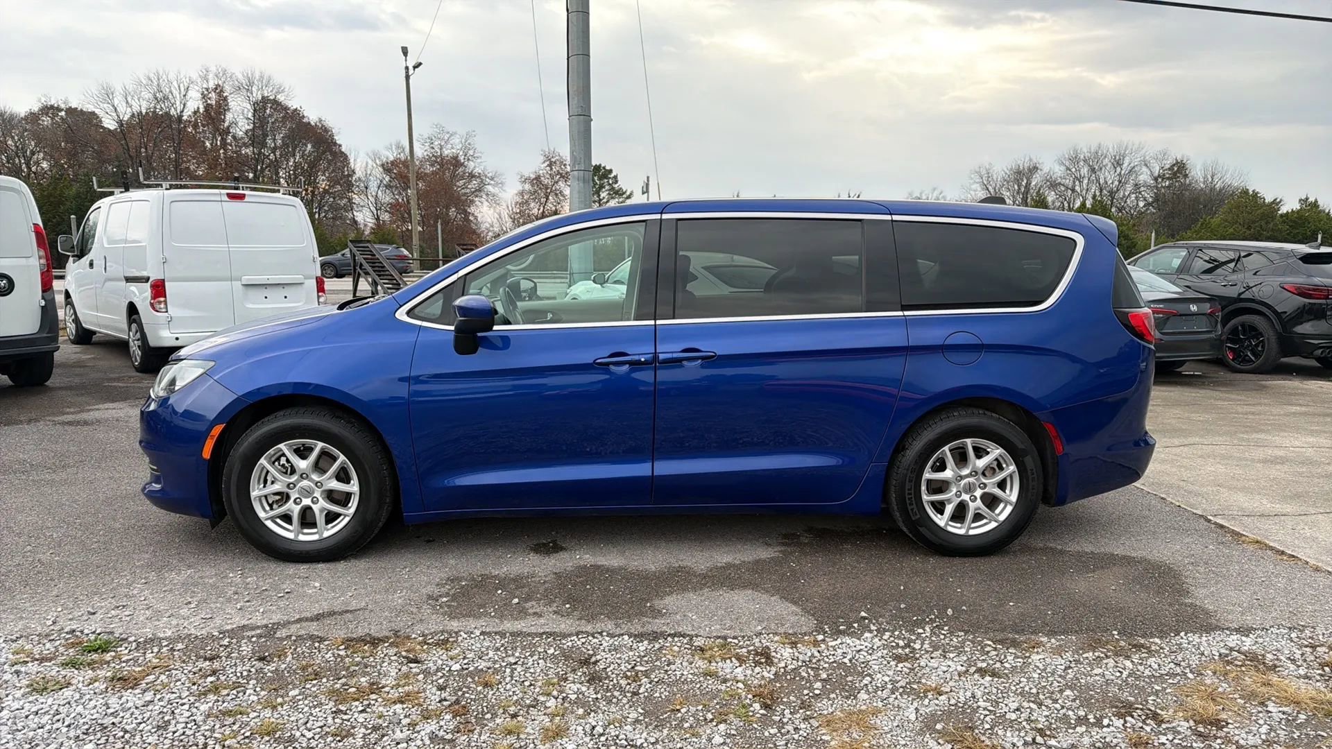 Used 2021 Chrysler Voyager LX image 6
