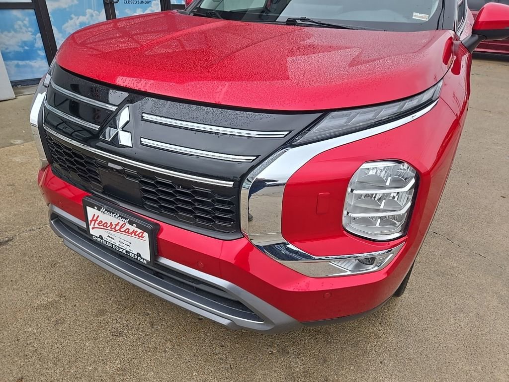 Used 2025 Mitsubishi Outlander SE image 16
