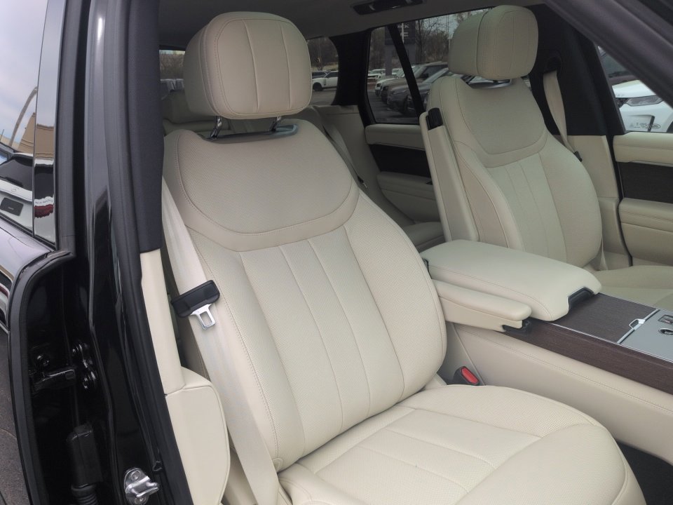 Certified 2025 Land Rover Range Rover SE image 26