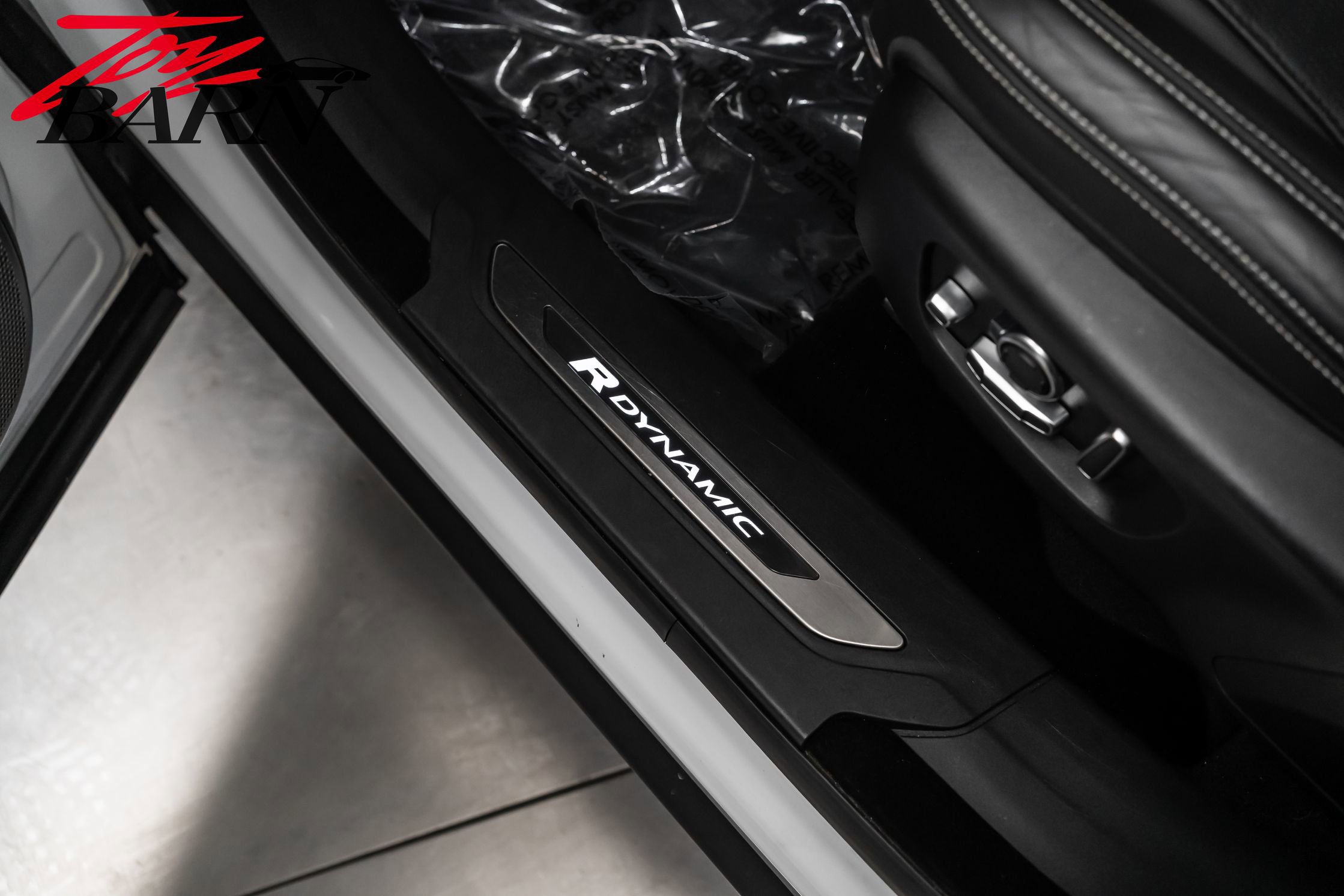 Used 2018 Land Rover Range Rover Velar R-Dynamic HSE image 25