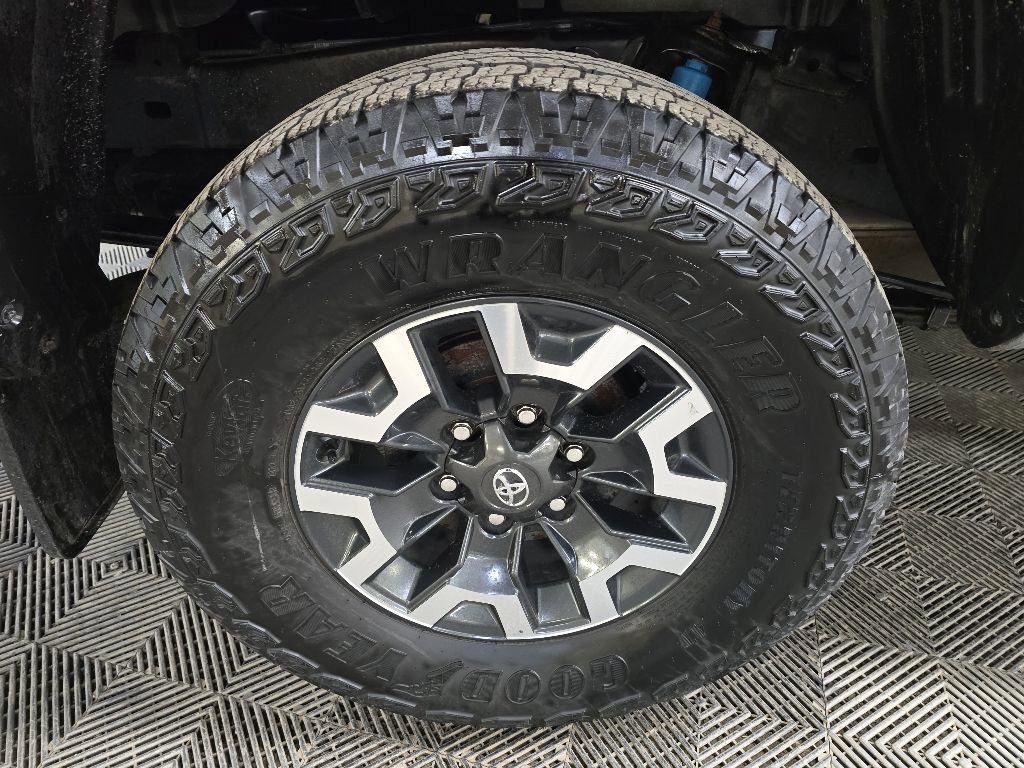 Used 2023 Toyota Tacoma TRD Off-Road w/ Technology Package AWD/4WD image 13