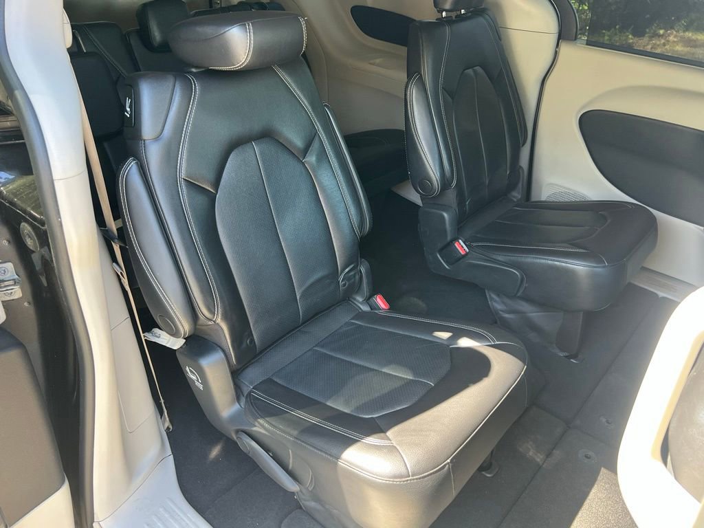 Used 2022 Chrysler Pacifica Touring-L FWD image 17