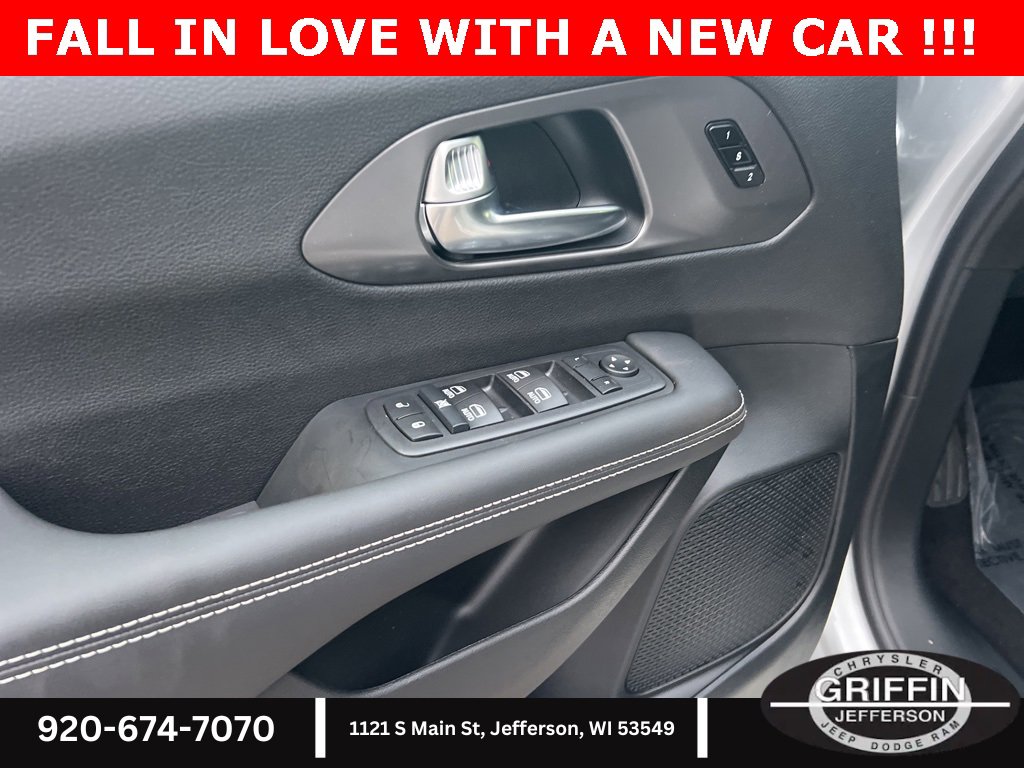 New 2026 Chrysler Pacifica Select image 16