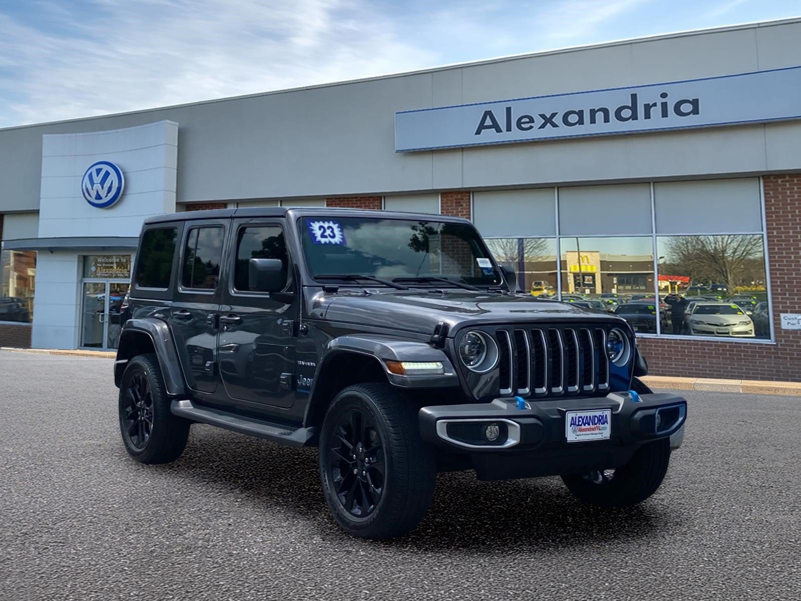 Used 2023 Jeep Wrangler Unlimited Sahara w/ Cold Weather Group AWD/4WD image 1