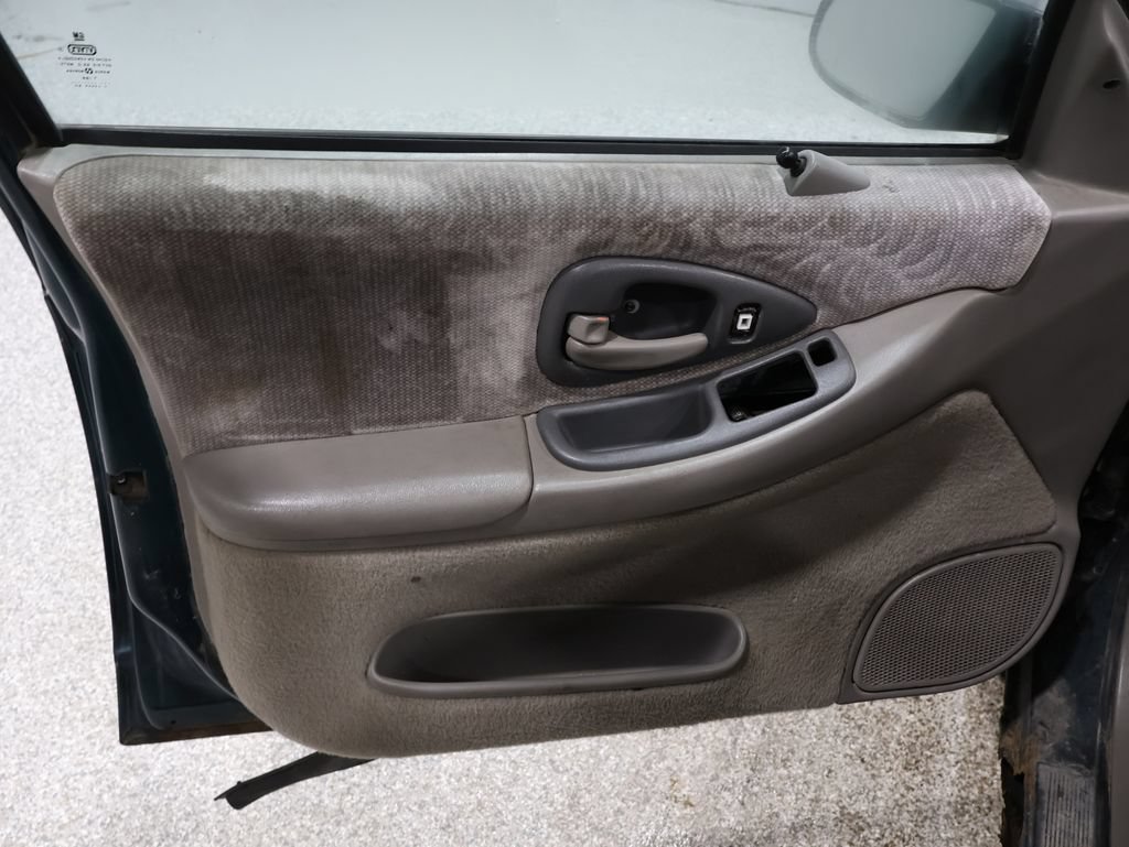 Used 2000 Chevrolet Lumina w/ Preferred Equipment Group FWD image 17