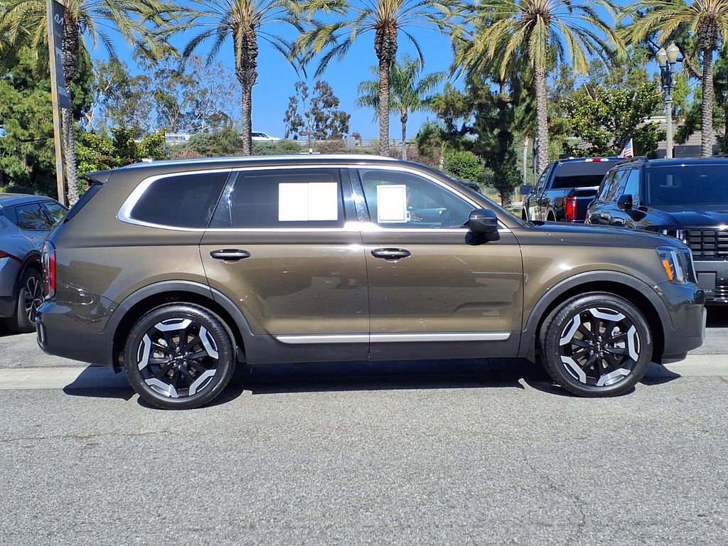 Certified 2023 Kia Telluride EX w/ EX Captain's Chair Package FWD image 6