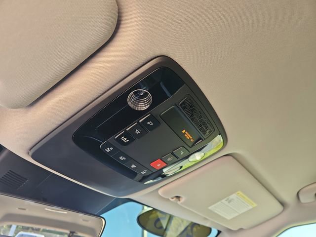 Used 2025 Kia Carnival EX image 27