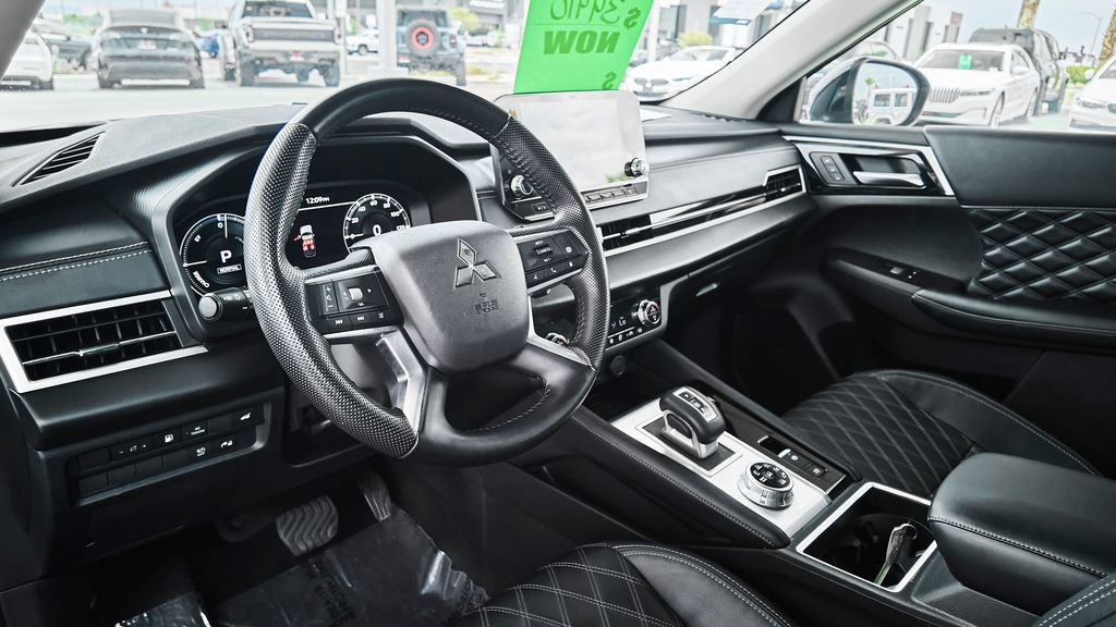 Used 2023 Mitsubishi Outlander SEL AWD/4WD image 2