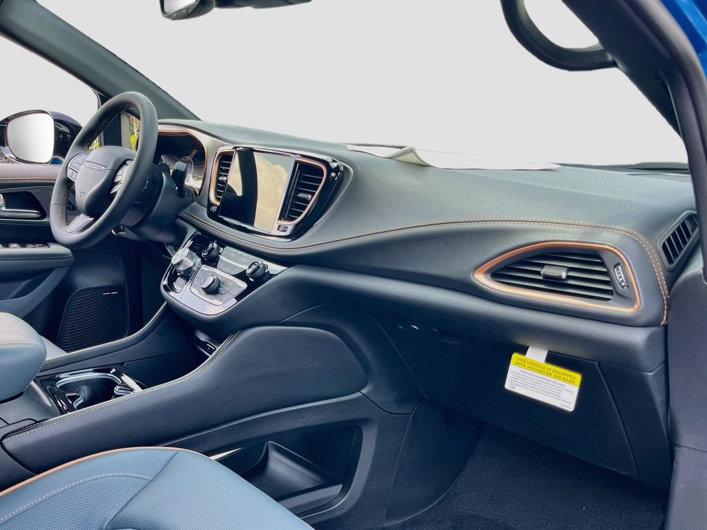 New 2027 Chrysler Pacifica Pinnacle w/ Theater Group FWD image 30