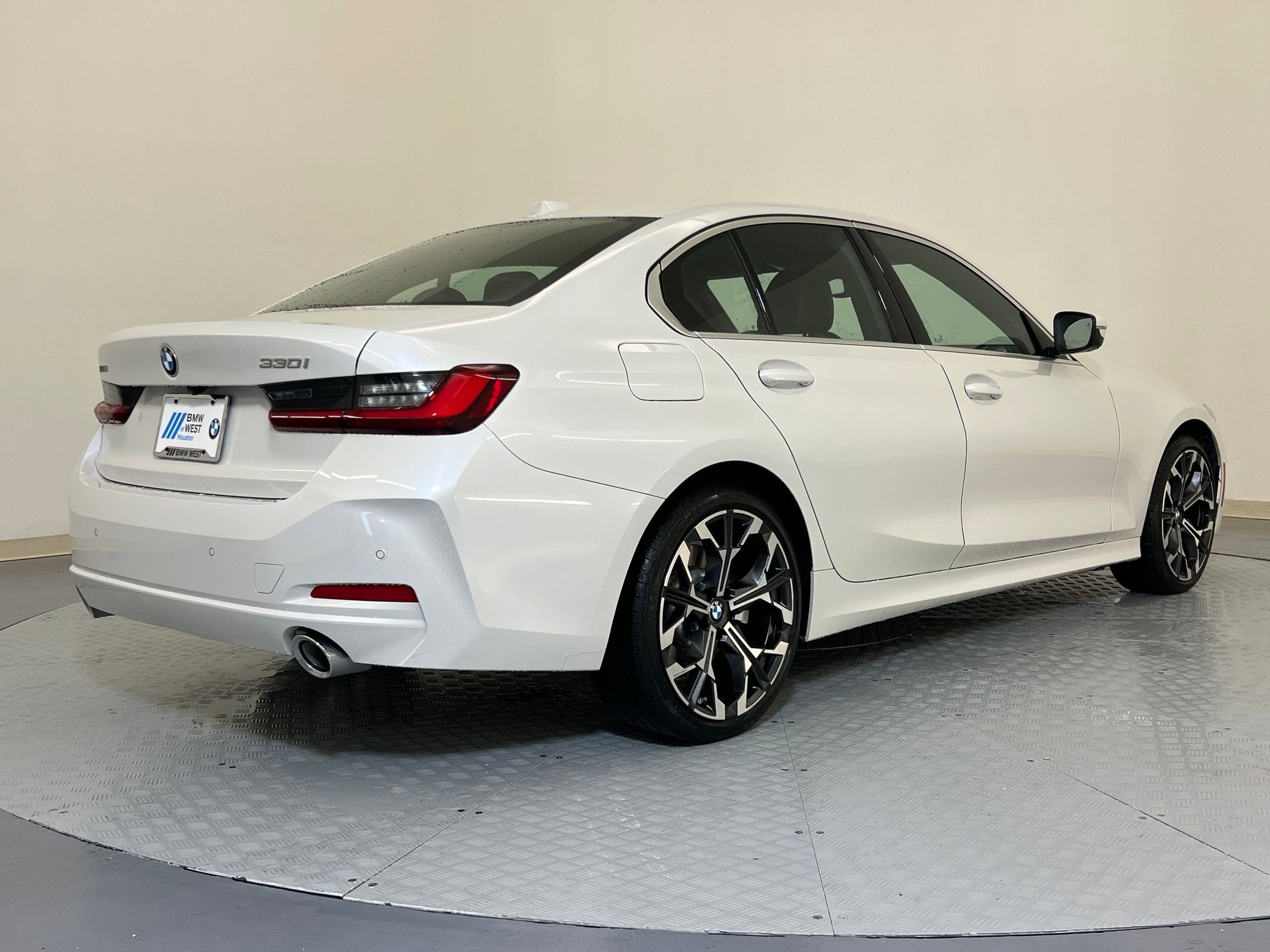 Used 2025 BMW 330i xDrive Sedan w/ Premium Package AWD/4WD image 8