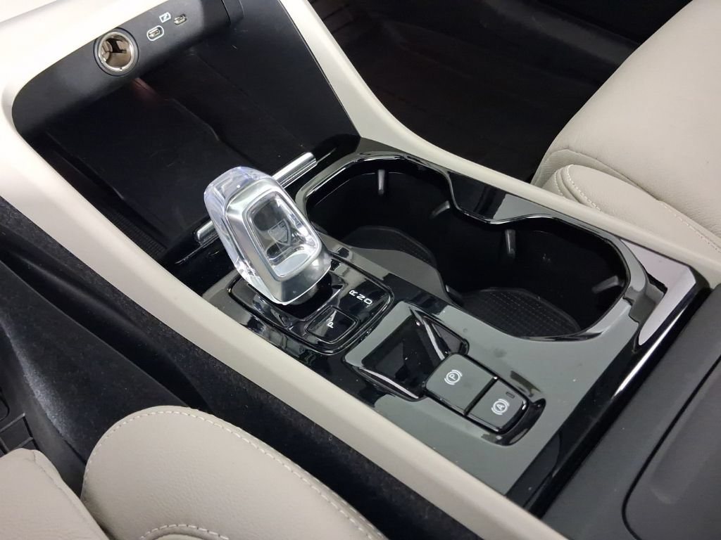 Certified 2023 Volvo XC40 B5 Ultimate w/ Climate Package AWD/4WD image 24