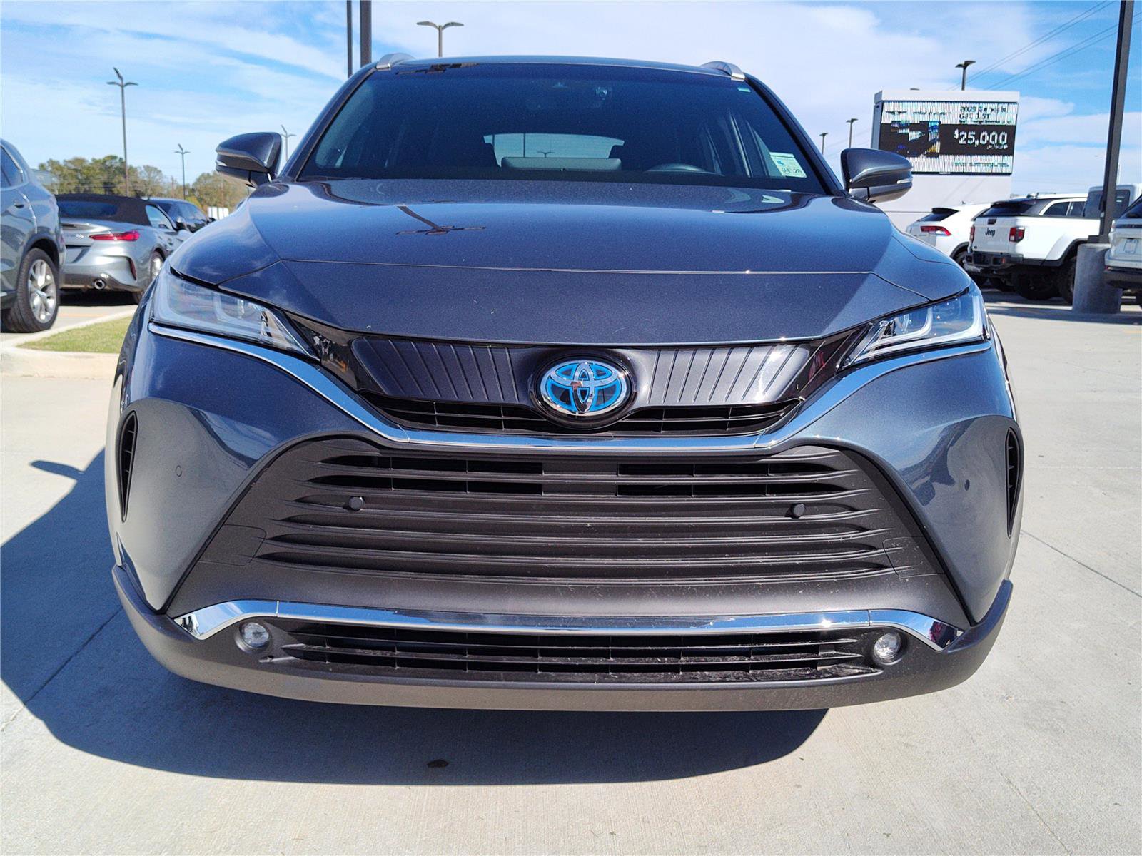 Used 2024 Toyota Venza XLE image 12