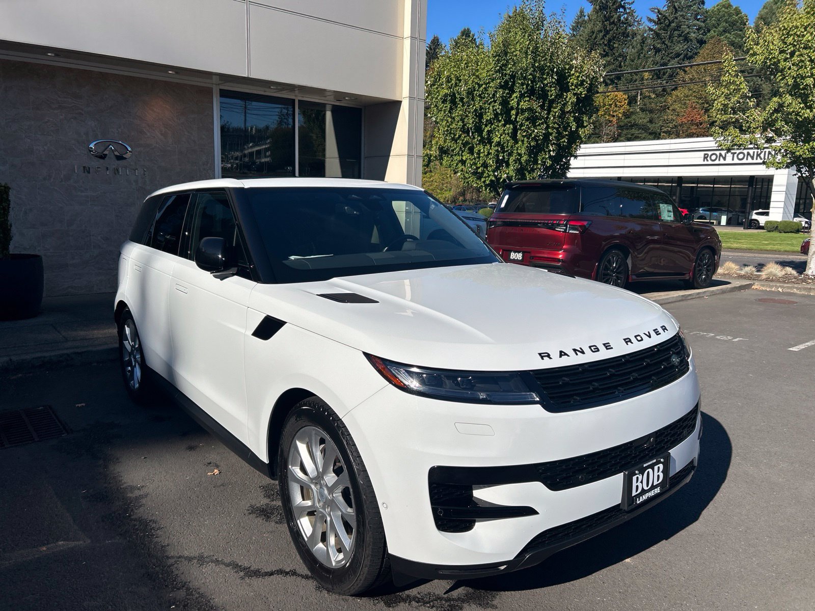 Used 2025 Land Rover Range Rover Sport SE AWD/4WD image 3