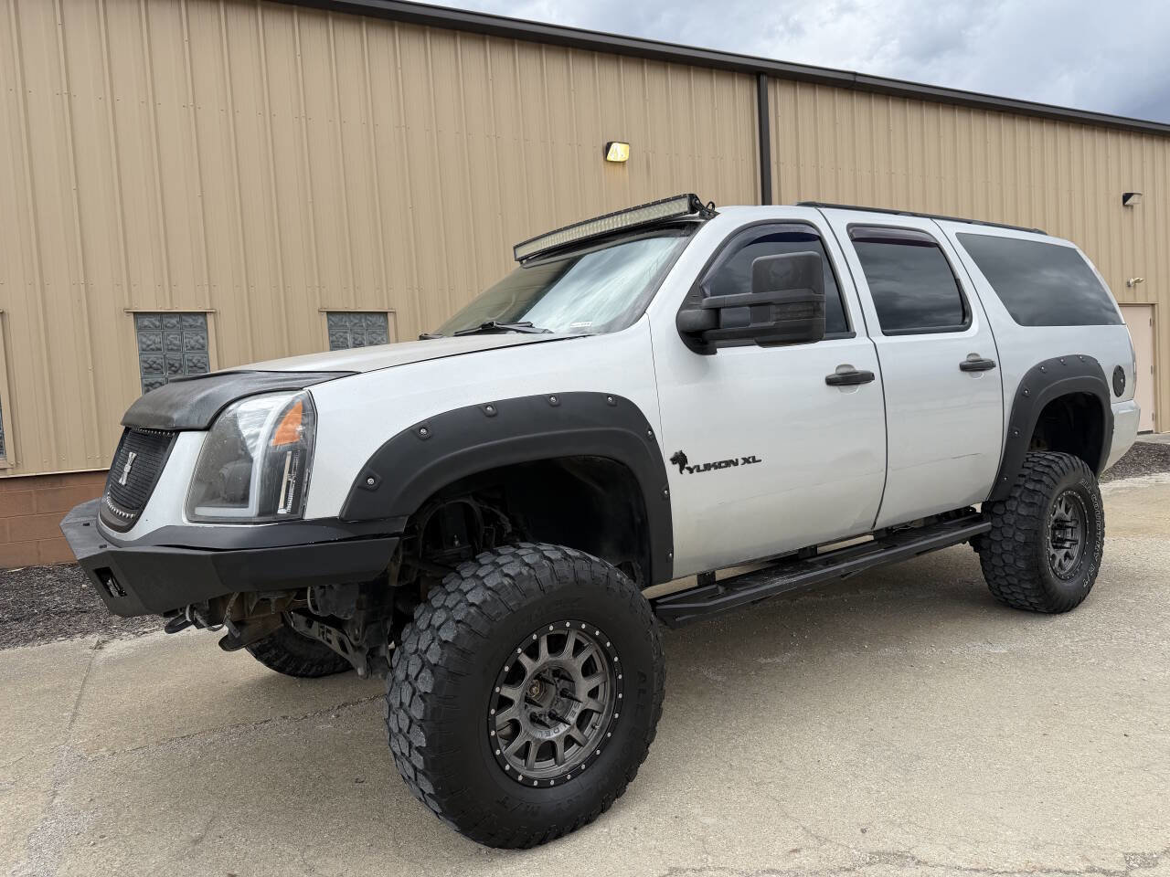 Used 2011 GMC Yukon XL SLE image 2