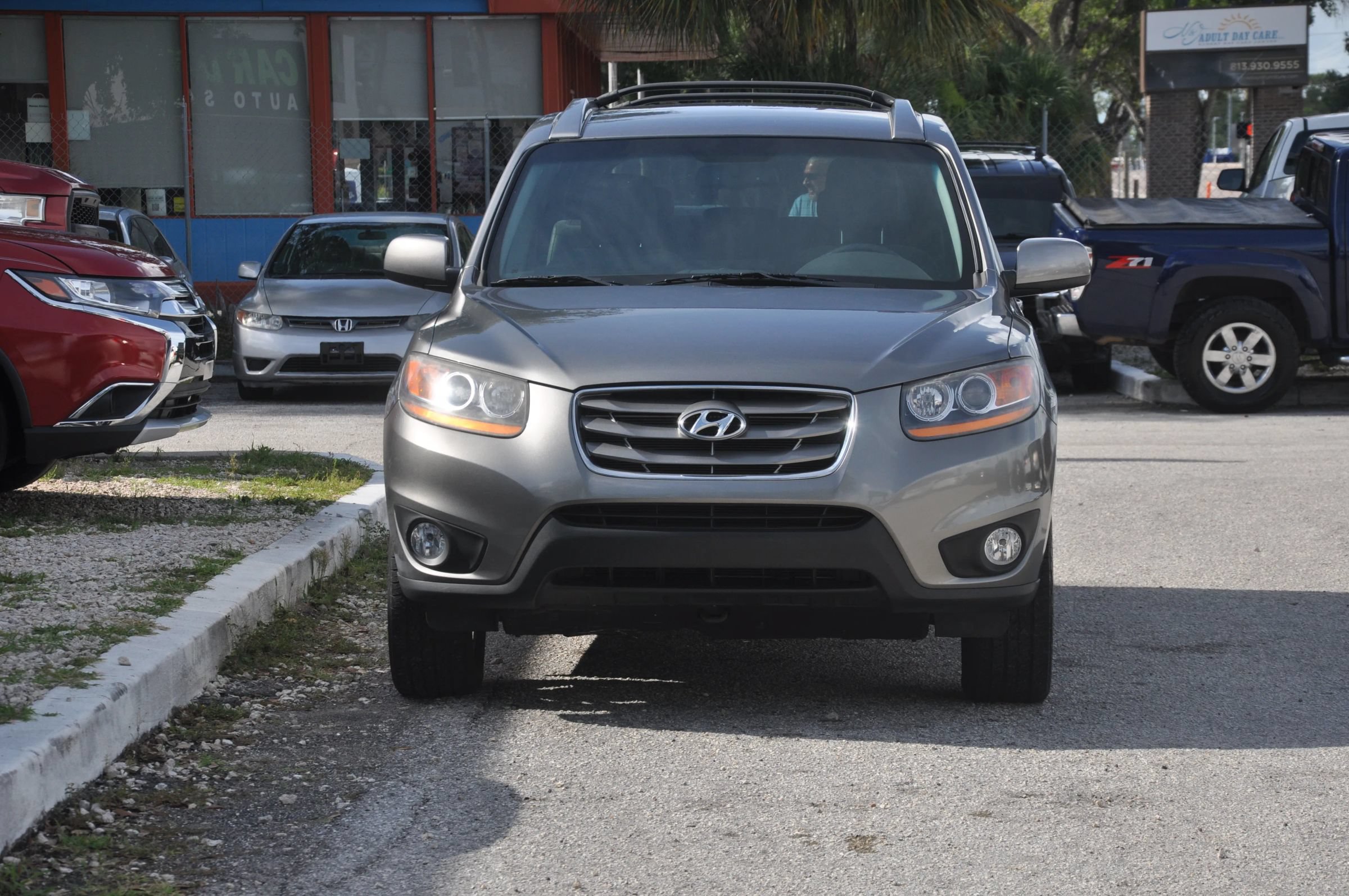 Used 2011 Hyundai Santa Fe SE FWD image 3