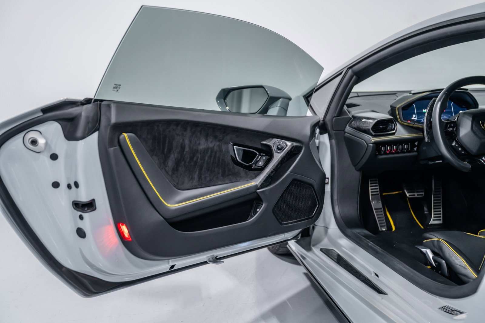 Used 2020 Lamborghini Huracan EVO image 20