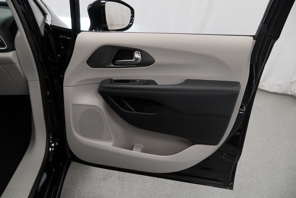 Certified 2024 Chrysler Pacifica Touring-L FWD image 45