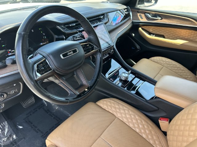 Used 2022 Jeep Grand Cherokee Summit w/ Luxury Tech Group V AWD/4WD image 17