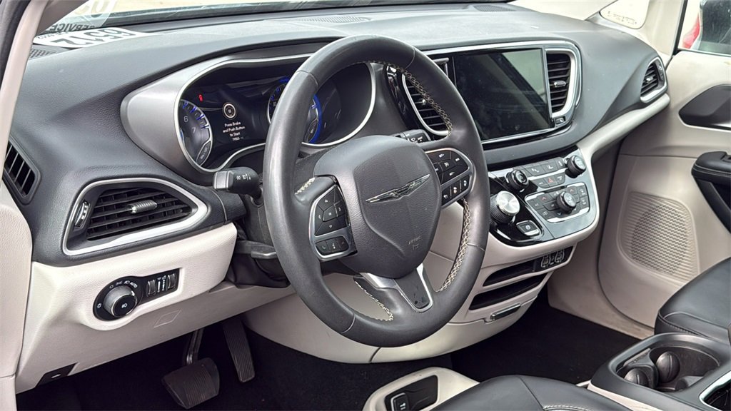 Used 2023 Chrysler Pacifica Touring-L image 4