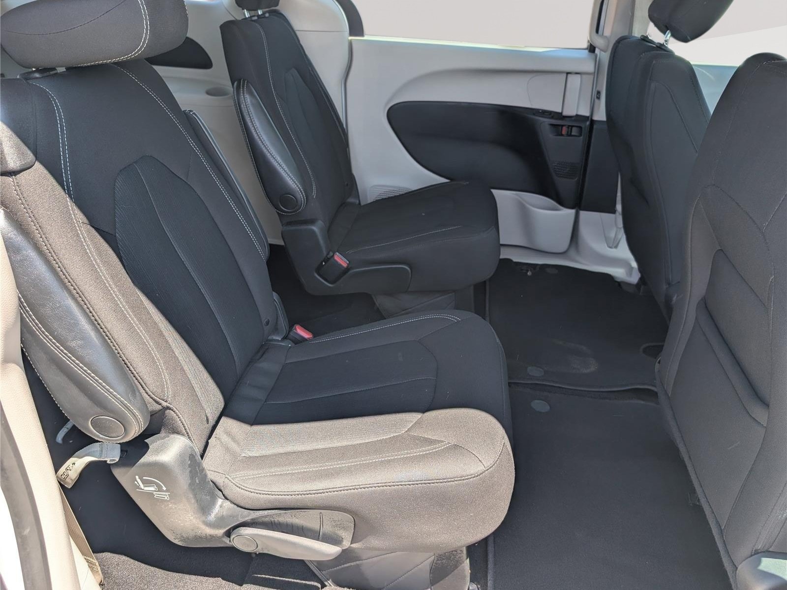 Used 2023 Chrysler Voyager LX FWD image 11