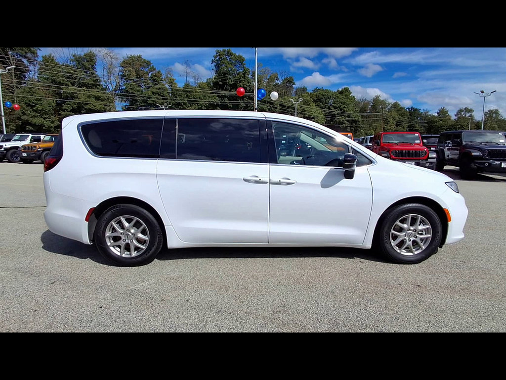 Used 2024 Chrysler Pacifica Touring-L FWD image 38