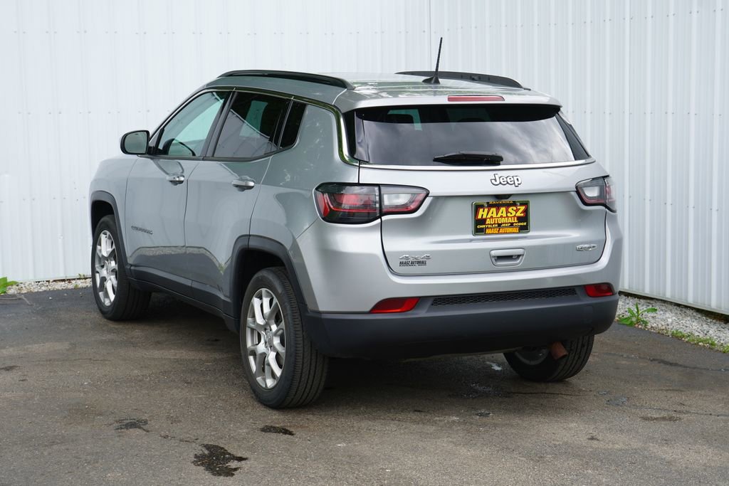 Used 2022 Jeep Compass Latitude w/ Sun and Sound Group AWD/4WD image 4