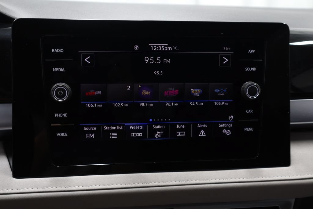 Used 2025 Volkswagen Taos SE FWD image 3