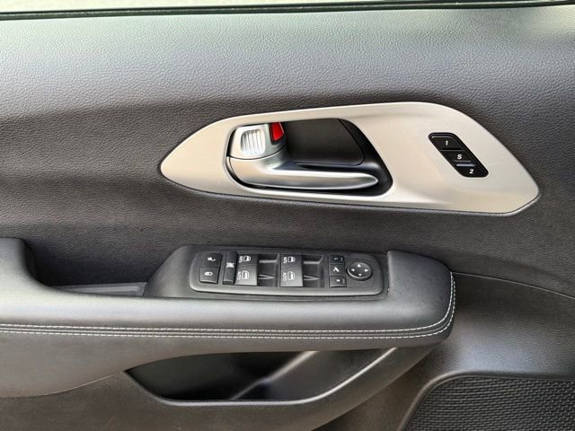Used 2025 Chrysler Pacifica Limited image 15