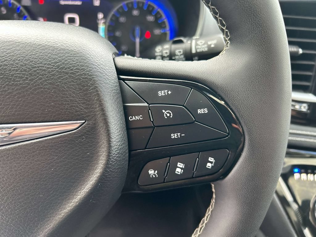 Used 2025 Chrysler Pacifica Limited FWD image 21