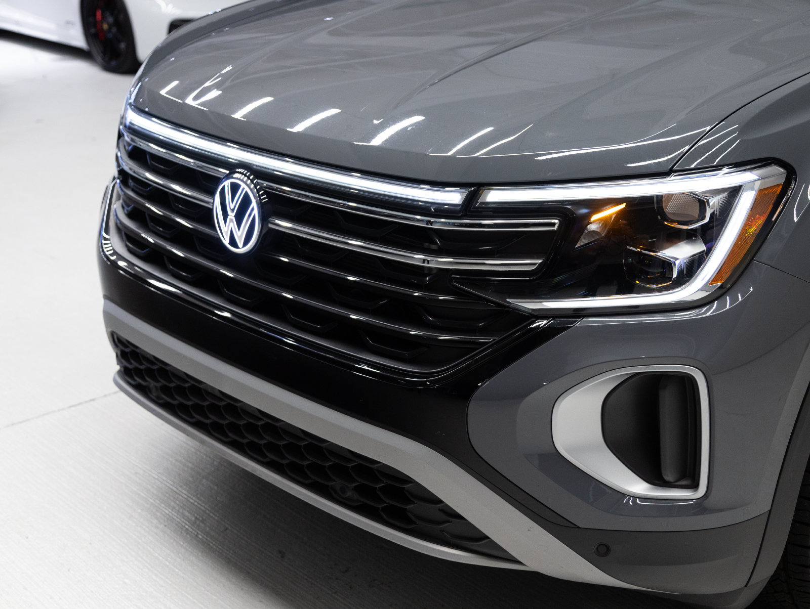 Used 2025 Volkswagen Atlas Peak Edition SE AWD/4WD image 30