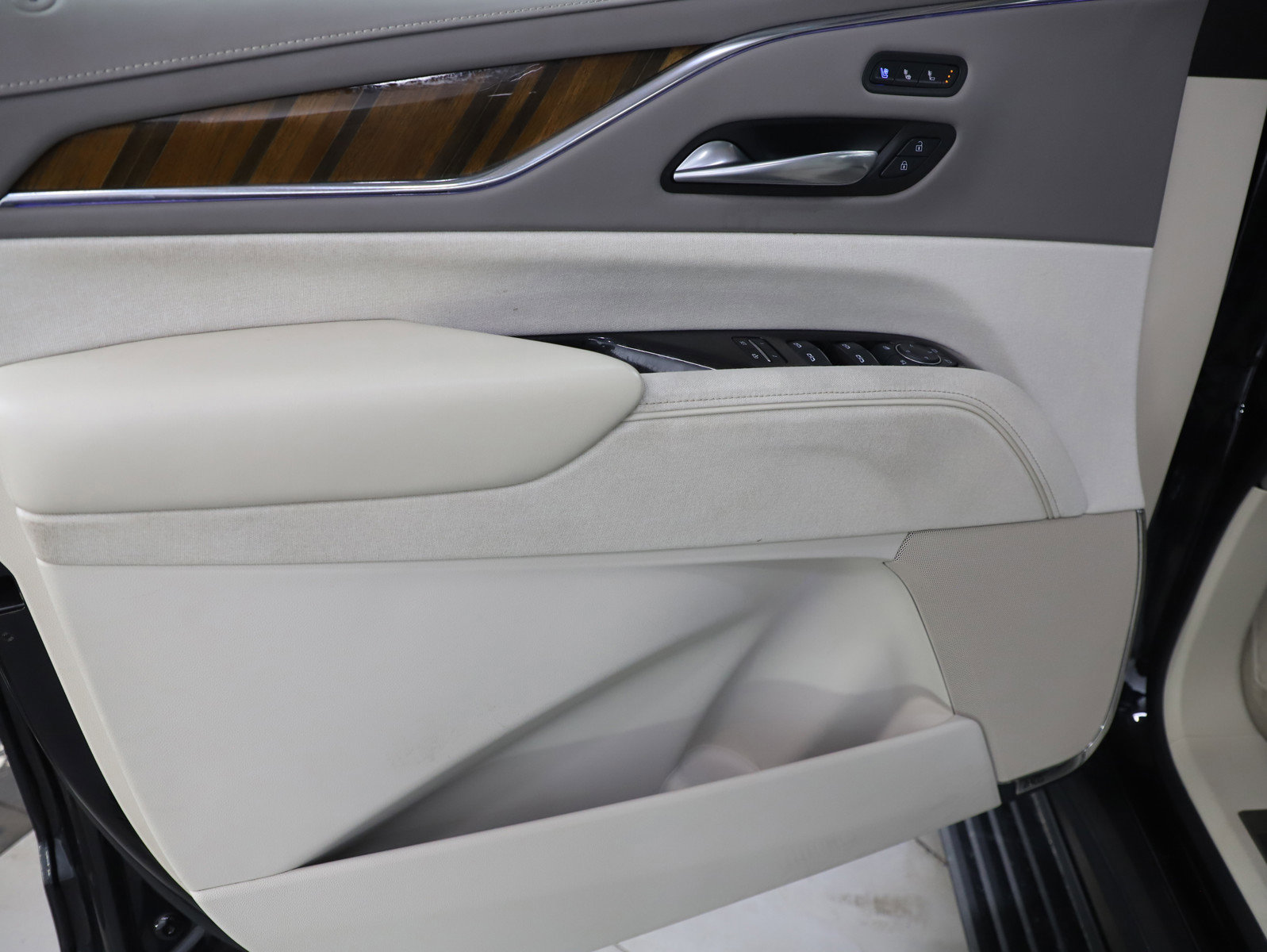 Used 2024 Cadillac Escalade ESV Sport Platinum w/ LPO, ONYX Package image 28