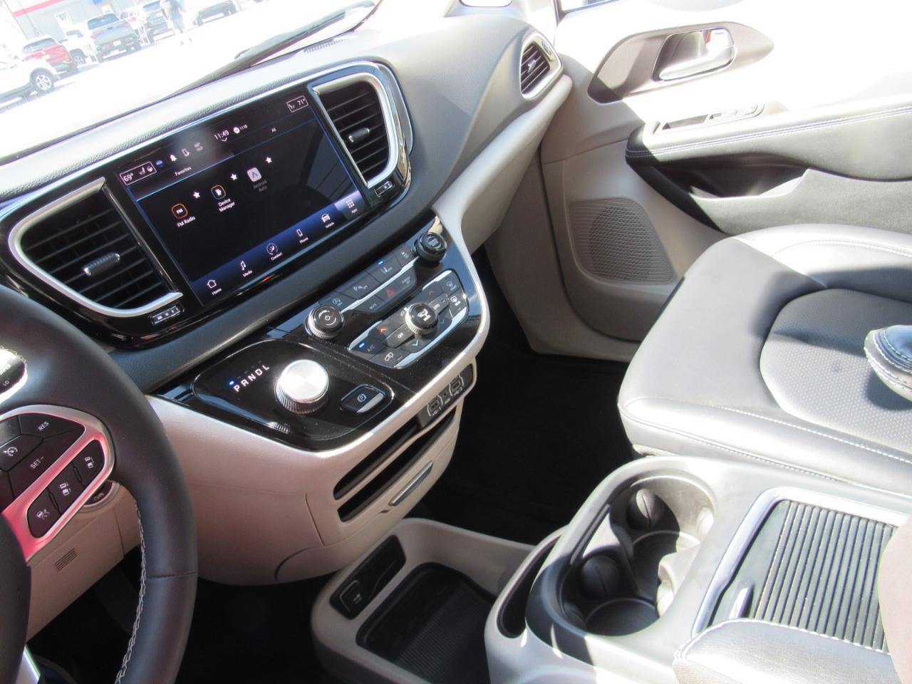 Used 2024 Chrysler Pacifica Touring-L FWD image 29